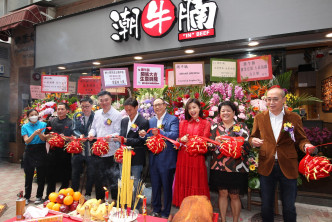 寰宇电影公司老板林小明（右）在湾仔开设的食肆「潮牛腩」今午举行开幕剪彩仪式。