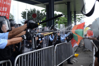 李家超重申6月12日「暴动」形容立法会示威者攻击警员行为。资料图片