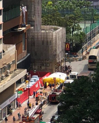 消防员在地面张开救生气垫戒备。 香港突发事故报料区FB/网民Princess Tiu图