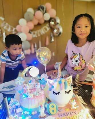 大女翁容8岁生日，一家人替她举行生日会。