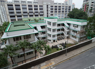 般咸道官立小学主楼鸟瞰图，建筑呈Ｅ字形布局，中间部分狭长，两端各有附翼。