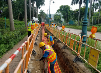 中电工程团队为大屿山竹篙湾检疫中心铺设地底电缆，连接电力网络。 中电提供