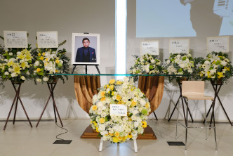 Gary的安息礼堂布置简洁，Gary的遗照和白色灵柩放在礼堂中央。