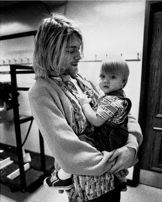 小Frances和父亲Kurt Cobain。