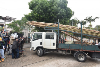 有货车运载竹支到郑若骅夫妇大宅，料准备搭竹棚做工程。