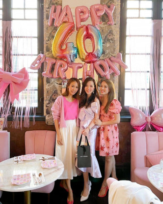 曹敏莉及杨洛婷衬晒色出席戚黛黛（中）的生日派对。