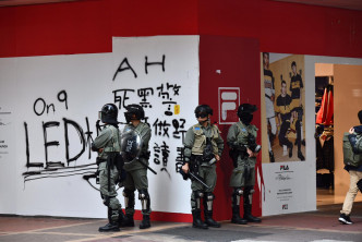 防暴警在广东道及旺角一带戒备。