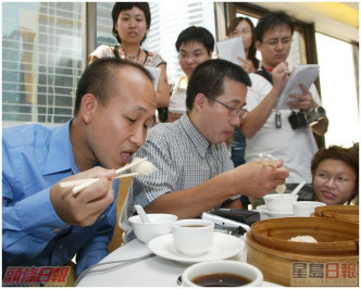 尹三龍（左）出獄後，和哥哥（右）到酒樓吃點心。資料圖片