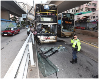 巴士失控撞向路中灯柱，右边车头被劏开，挡风玻璃碎裂。