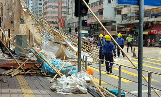 棚架塌下竹枝散落馬路上。圖:香港突發事故報料區fb  網民Catherine Cheung