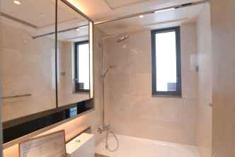 浴室採浴缸設計，並設窗戶。（2B座28樓A室，交樓標準示範單位）