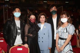 乐易玲（中）亦跟旗下艺人郑俊弘、JW、谢东闵及何雁诗出席记者会。