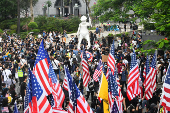 有遊行人士帶同美國國旗到場。