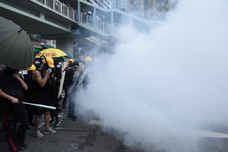警方在安乐路及泰祥街一带持续施放催泪烟。