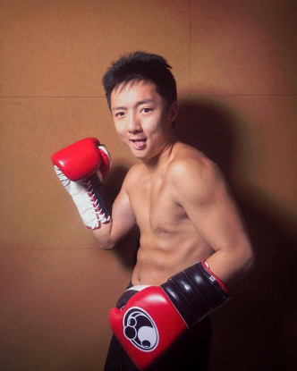 锺培生曾参加过业馀拳击赛。