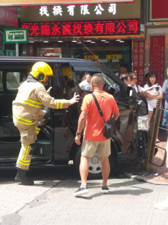 有客貨車撞上行人路鐵欄。香港突發事故報料區網民陳秋雄‎圖片