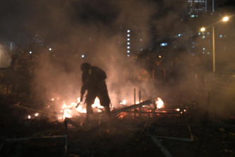 示威者與警察持續爆發鬥爭。
