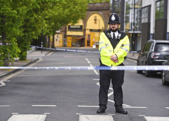 倫敦警方在封鎖槍擊案發生現場調查。AP圖