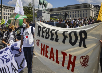 比利时另一批示威者要求增加医疗开支。AP图