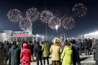 平壤金日成廣場上空有煙花滙演慶祝新年。