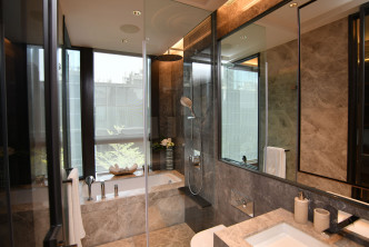 主人房浴室兼備淋浴間及浴缸。