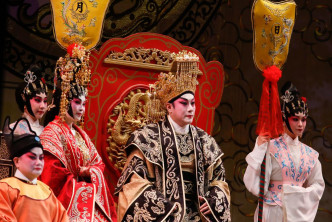 《大婚》一场戏服之豪华粤剧界罕见。
