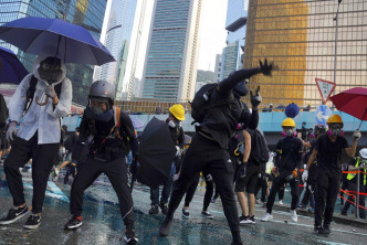 示威者投擲汽油彈。AP圖片