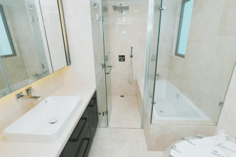 浴室以白色设计，并附有浴缸。