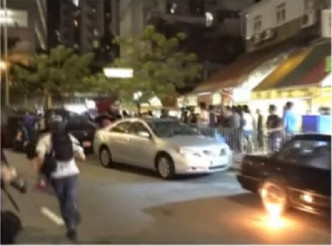 示威者縱火投擲汽油彈。有線新聞截圖