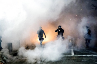 俄勒冈州波特兰市的混乱局面持续。AP图片