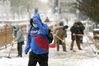 東三省民眾深受下雪之苦。美聯社圖片