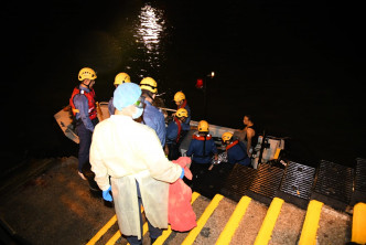 消防小艇到現場救人。