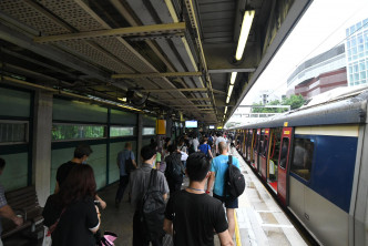 九龙塘火车站及红磡转车站有大批市民等车。