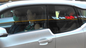 余安安與大女Marcia及女婿Jeremy在車廂中呆等抄牌。