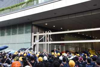 示威者拆除外圍大型鐵欄。
