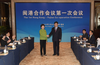 2015年1月，林郑月娥率领港付代表团前往福建，与郑晓松共同主持第一次闽港合作会议。资料图片