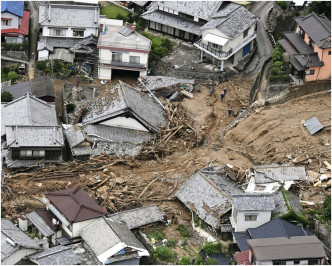 多个地区的房屋都被山泥倾泻及洪水冲毁。AP