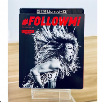 Sammi仲乘机力sell上周才推出的《#FOLLOWMi 郑秀文世界巡回演唱会》4K UltraHD蓝光碟。