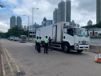 警方西九龙设置检查站，截查途径的货车。