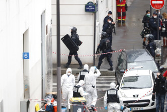 巴黎警方封锁附近街道调查。AP图片