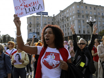 婦女高叫日前被捕的反對派領袖科列斯尼科娃的名字。AP相片