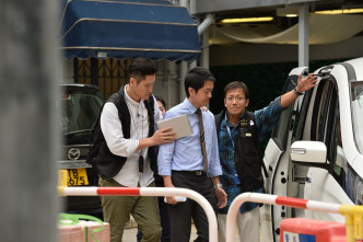 到下午約3時15分，沒有鎖上手扣的許智峯，在警員陪同下乘車離開舊灣仔警署。