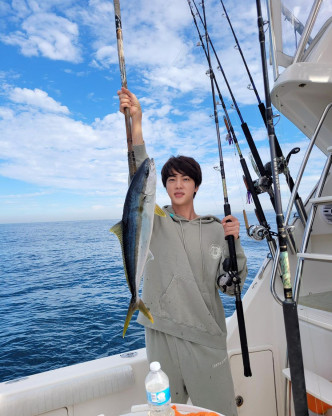 Jin去到美國都有去釣魚。