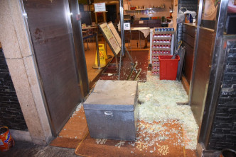 餐廳一道約2米乘1米玻璃門爆裂。
