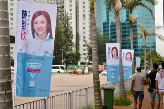 九龙西行人路旁，插上陈凯欣的宣传直幡。