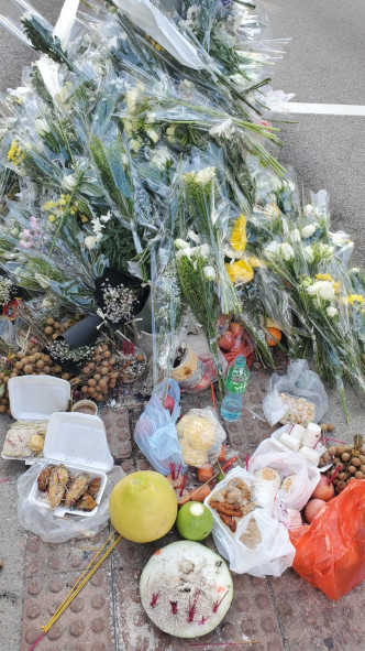 現場遺有祭品及鮮花。