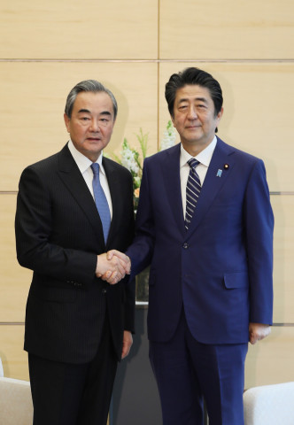 王毅與安倍會面。日本首相官邸圖片