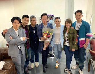 阿东目前忙于拍摄剧集《陀枪师姐2020》，日前一班演员帮寿星仔陈豪庆祝。