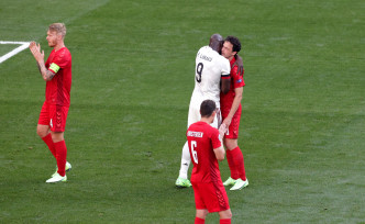 比利时前锋卢卡古（白衫）与丹麦中场汤马士迪兰尼拥抱慰问。AP
