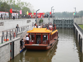 京杭大运河北京段今天实现旅游通航。新华社相片
